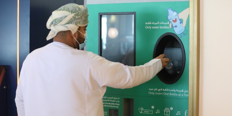 “بيئة” تُطلق آلات مبتكرة لتجميع قنينات الماء البلاستيكية