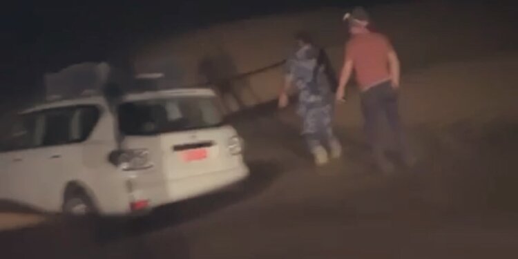 إنقاذ مفقودين علقت مركبتهم بالكثبان الرملية