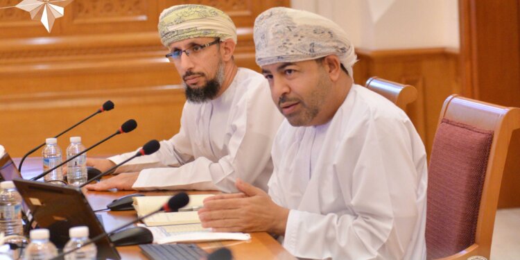تعليمية الشورى تناقش رؤية جامعة التقنية والعلوم التطبيقية وآليات إحلال العمانيين للعمل الأكاديمي