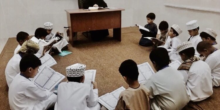 مدارس القرآن الكريم تُسهم في تعليم أبناء المجتمع