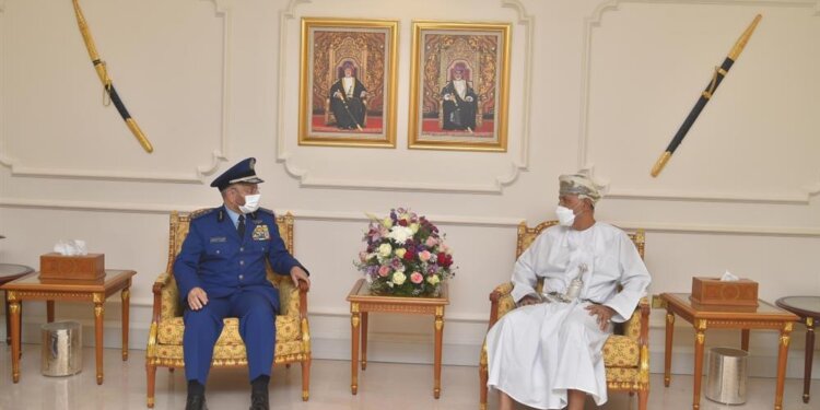 سمو السيد شهاب بن طارق يستقبل رئيس هيئة الأركان العامة للقوات المسلحة بالمملكة العربية السعودية