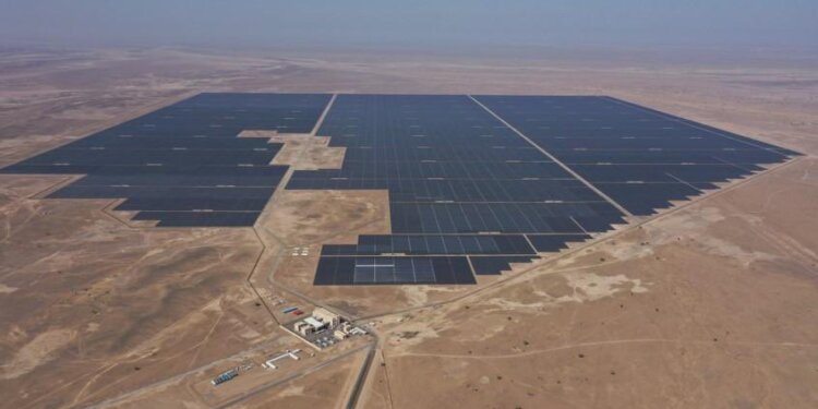 باستثمار بلغ حوالي 155 مليون ريال عماني.. افتتاح محطة عبري للطاقة الشمسية