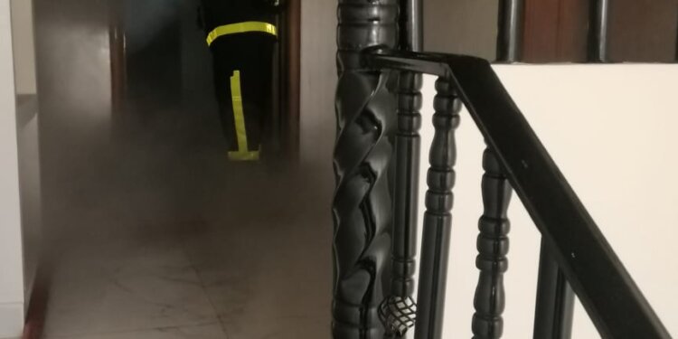 فرق الإطفاء تتمكن من إخماد حريق شب في منزل