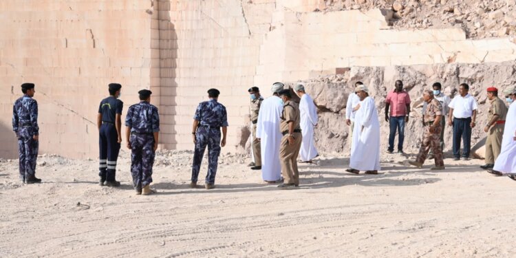 “الشريقي” يزور موقع الانهيار الجبلي في ولاية عبري