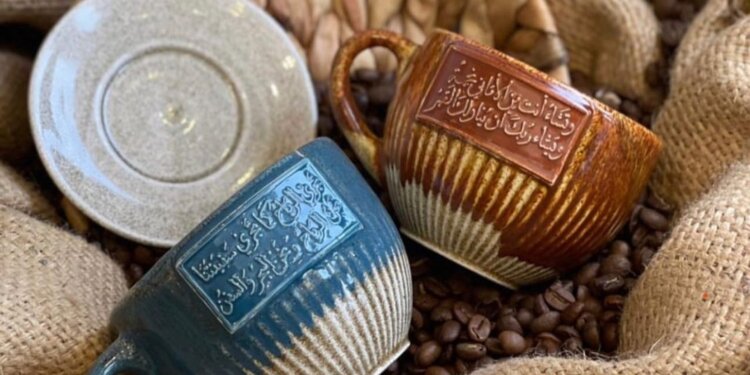 نقوش مميزة بألوان زاهية.. “مدر” مشروع يترجم شغف عُماني في صناعة الخزف