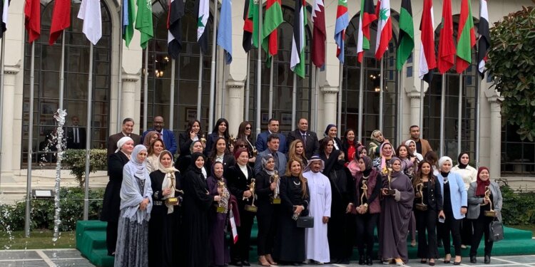 ملتقى رياضة المرأة العربية يكرم السيدة سناء البوسعيدية