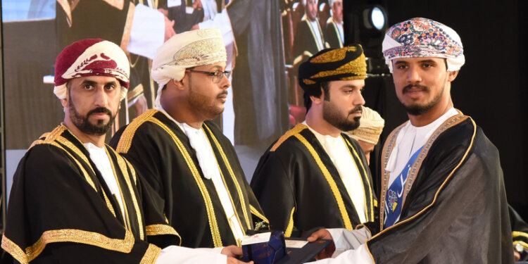 جامعة التقنية والعلوم التطبيقية بصلالة تحتفل بتخريج “1075” طالبًا وطالبة