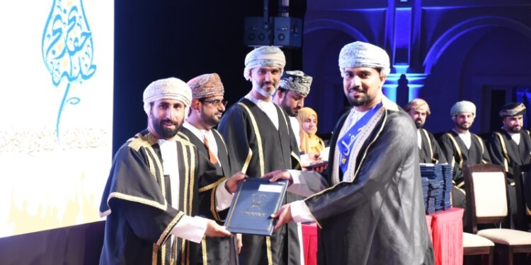 جامعة التقنية والعلوم التطبيقية بشناص تحتفل بتخريج الدفعتين الـ11 والـ12