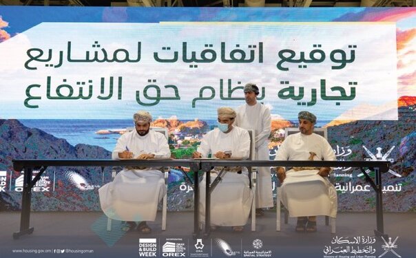 من بينها اتفاقية لإنشاء “30” وحدة سكنية للمتضررين من إعصار شاهين.. الإسكان توقّع على “27” عقد انتفاع