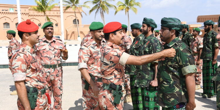 قائد الجيش السلطاني العُماني يُسلم شهادات الإجادة لعدد من منتسبي قوات الجيش
