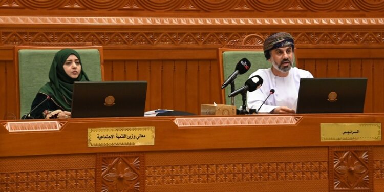 “ليلى النجّار” تؤكد أمام مجلس الشورى سعي الوزارة إلى تعزيز حصانة الأسرة العُمانية