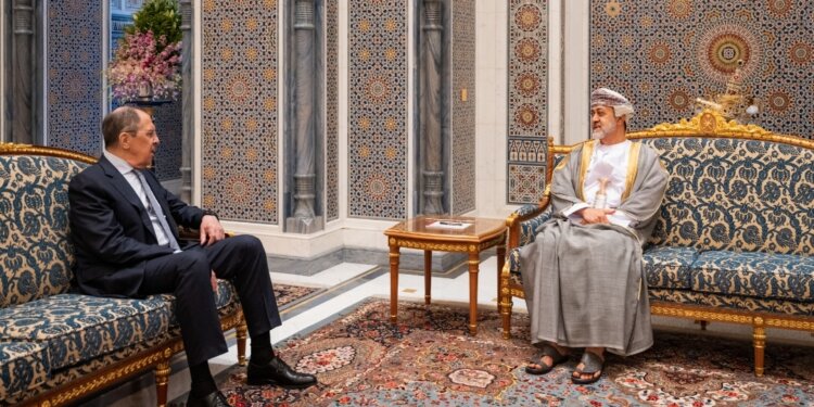 جلالة السلطان المعظّم يستقبل وزير الخارجية الروسي