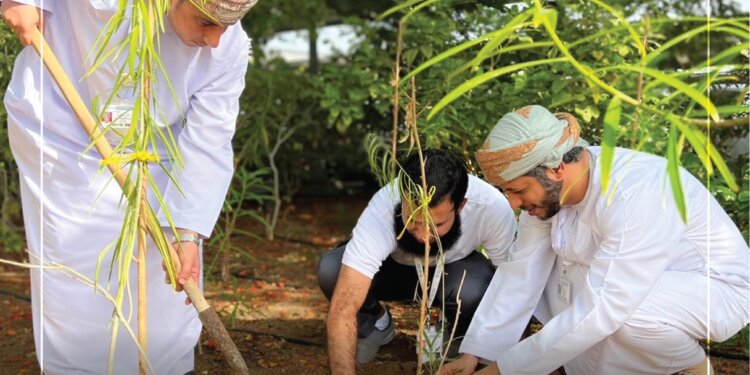 ضمن المبادرة الوطنية لزراعة 10 ملايين شجرة.. مطارات عُمان‬⁩ تزرع 1000 شجرة في مطار مسقط الدولي
