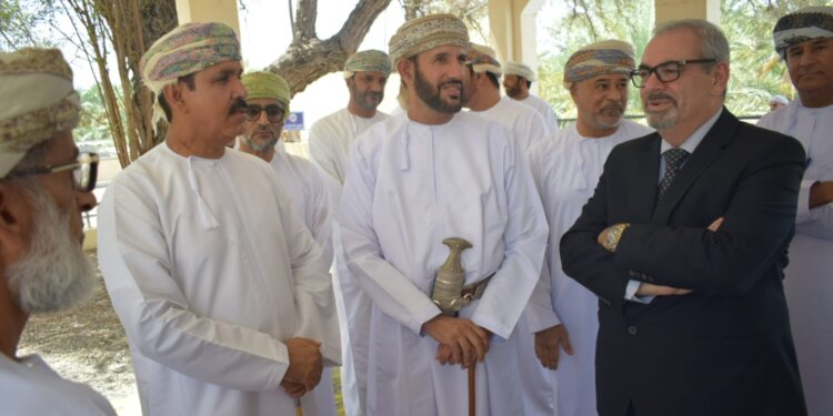 وفد من منظمة الصحة العالمية يطّلع على المشاريع الصحية بالظاهرة