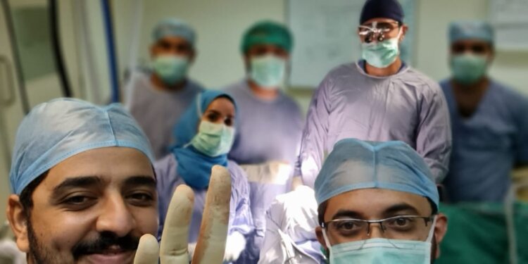 فريق طبي ينجح في استخراج رصاصة من وجه مصاب