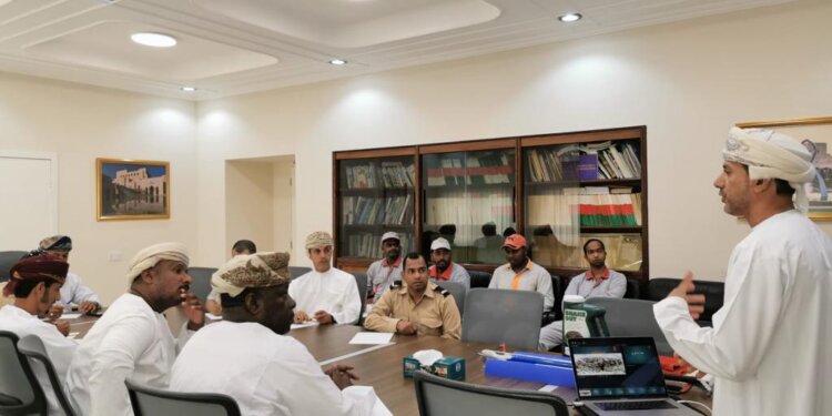 تدريب 20 موظفًا لمكافحة الثعابين في مسقط