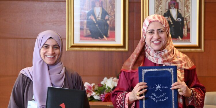 التعليم العالي والبحث العلمي والابتكار توقع برنامج تعاون مع بنك مسقط