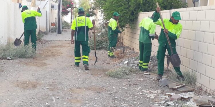 بمشاركة 100 عامل من قطاع النظافة العامة..بلدية مسقط ببوشر تواصل حملتها وتنقل 800 طن من المخلفات