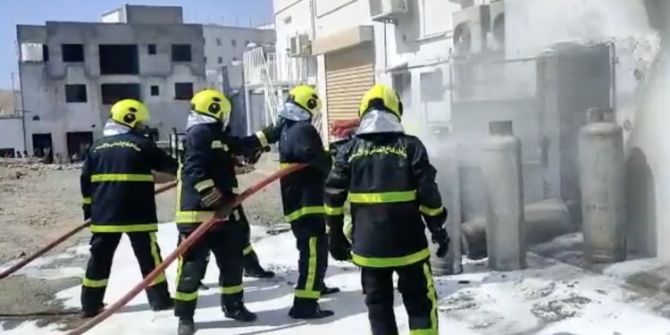 بالفيديو: “الدفاع المدني” تتعامل مع تسرب لغاز الطبخ بإحدى المطاعم
