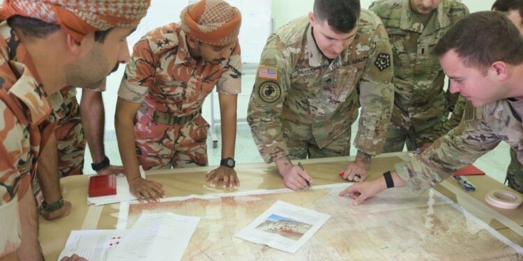 الجيش السلطاني العُماني بمشاركة وحدات عسكرية أمريكية ينفذ التمرين العسكري (وادي النار)