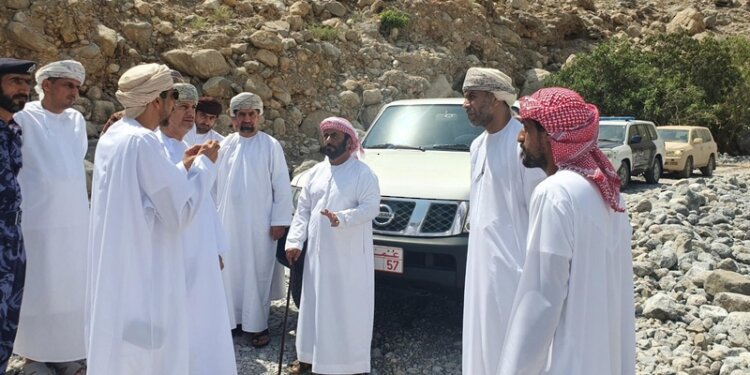 عددٌ من المسؤولين يزورون محافظة مسندم للاطّلاع على تأثيرات الأمطار الغزيرة