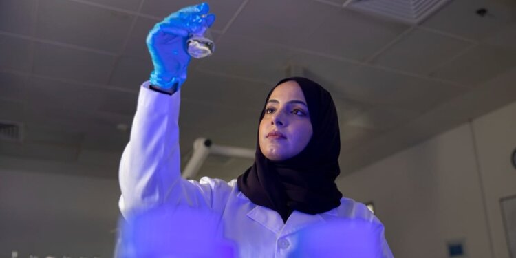 سمية السيابية تتأهل إلى المرحلة الهندسية في برنامج نجوم العلوم
