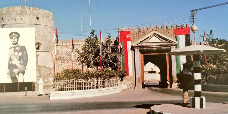 باحث عُماني ينشر صورة قديمة من استقبال سلطنة عُمان للشيخ زايد