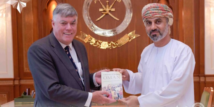 رئيس ⁧‫مجلس الشورى‬⁩ يستقبل باحثًا بريطانيًا