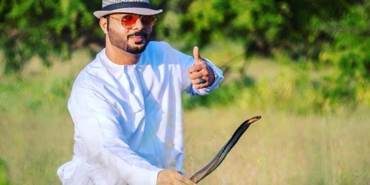 شاب عماني يثير الدهشة بهوايته في ترويض الأفاعي، فماذا تعرف عنه؟
