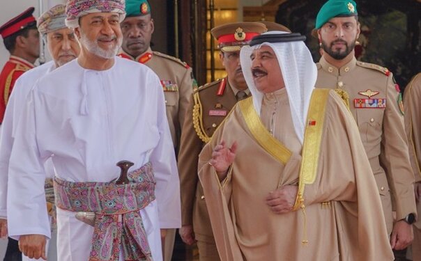 بالصور.. جلالة السلطان و ملك البحرين يستعرضان الروابط التاريخية والتعاون الأخوي