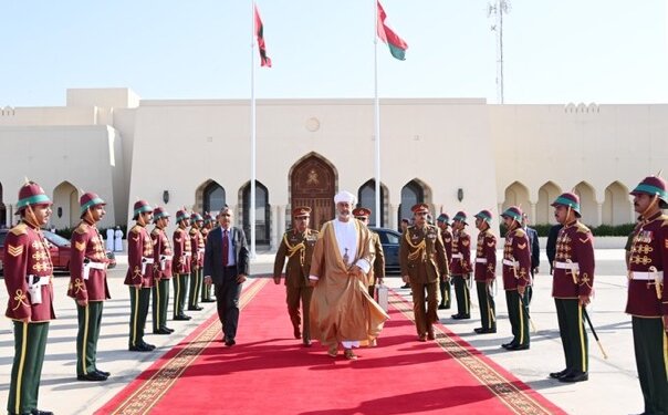 جلالة السلطان يعود إلى أرض الوطن