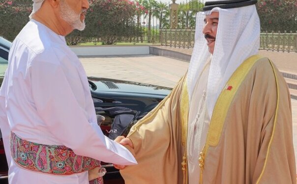 بالصور.. جلالة السلطان و ملك البحرين يستعرضان الروابط التاريخية والتعاون الأخوي