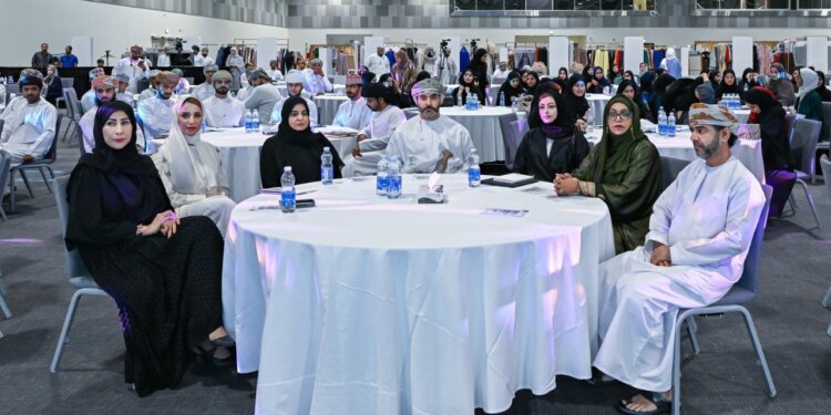 200 طالب من جامعة السلطان قابوس يشاركون في “حوار اليافعين”