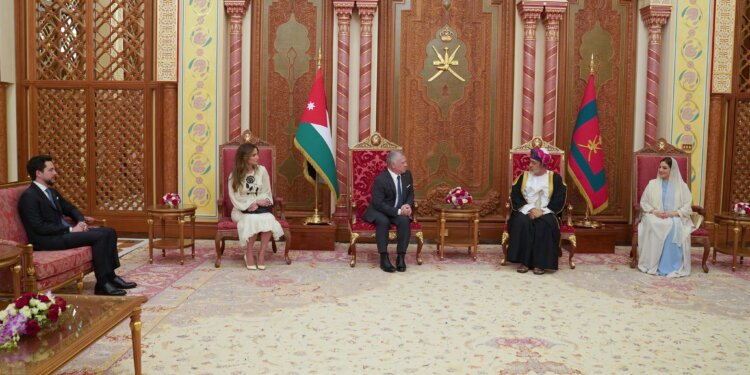 السيدة الجليلة في مقدمة مستقبلي جلالة الملكة رانيا