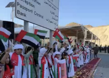 فعاليات متنوعة وأهازيج تراثية وعروض جوية .. مجلس دبي لأمن المنافذ الحدودية یحتفي بالعيد الوطني العماني الـ 52