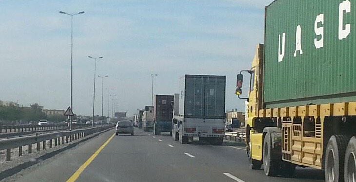  اختناقات مرورية لا تطاق: مواطنون يناشدون مسؤولي المرور بحظر سيرالشاحنات خلال أوقات الذروة