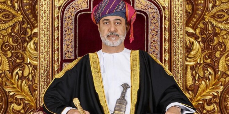 جلالة السلطان يتفضّل فيُنعم بميداليتي الخدمة الممتازة والثناء السُّلطاني على عدد من الضباط