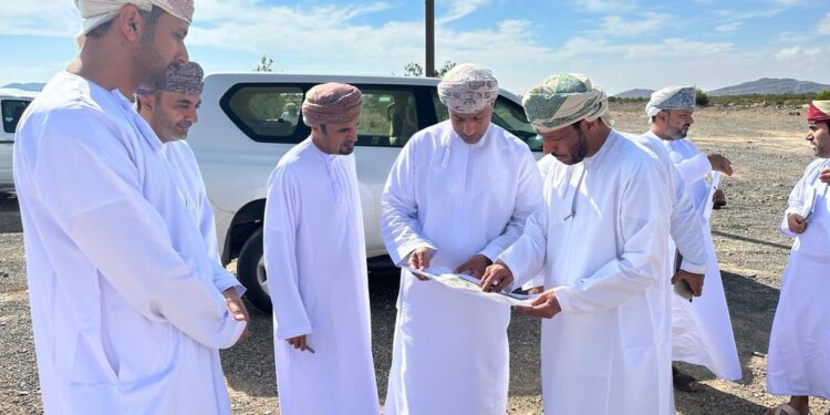 وكيل الاقتصاد يطلع على عدد من مشاريع الطرق بمحافظة الداخلية