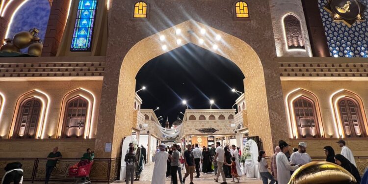 الجناح العماني يوزع 3000 وردة بيضاء على جمهور القرية العالمية بدبي بمناسبة العيد الوطني العماني