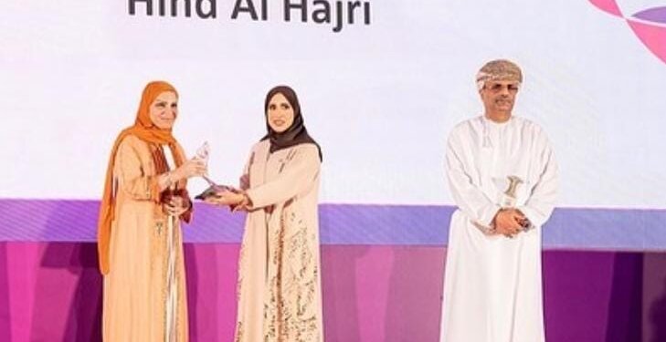 فازت بأكثر من 50 جائزة دولية ومحلية .. “هند الحجرية” تتويج بجائزة المرأة للإجادة في مجال الفنون .. تعرف على قصتها !