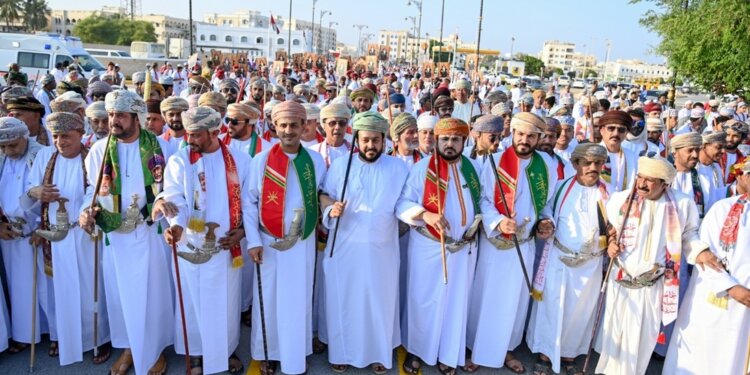 أهالي ولاية صلالة ينظّمون مسيرة ولاء وعرفان لجلالة السُّلطان