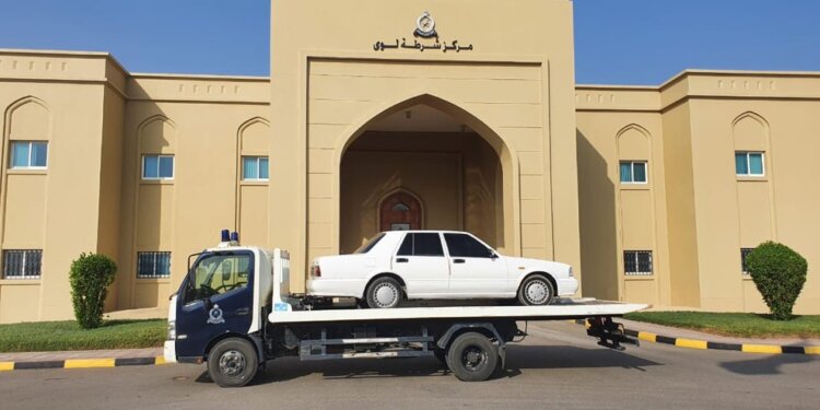 شاهد: سائق يقوم بالاستعراض بمركبة.. و”الشرطة” تضبطه