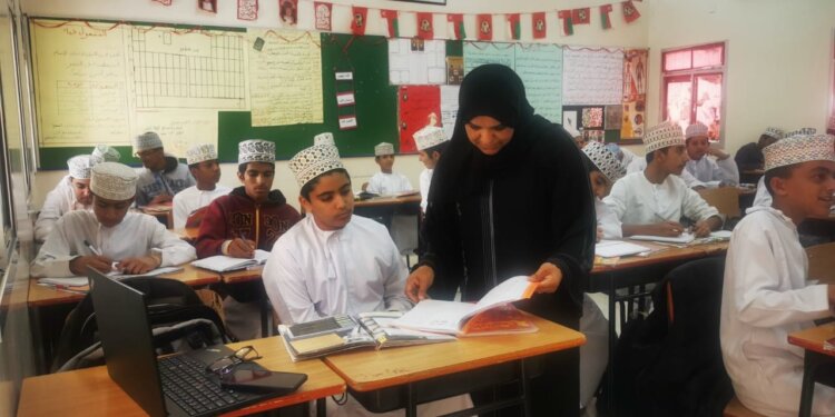 تواصل العمليات التجريبية لتقويم أداء المدارس في سلطنة عمان