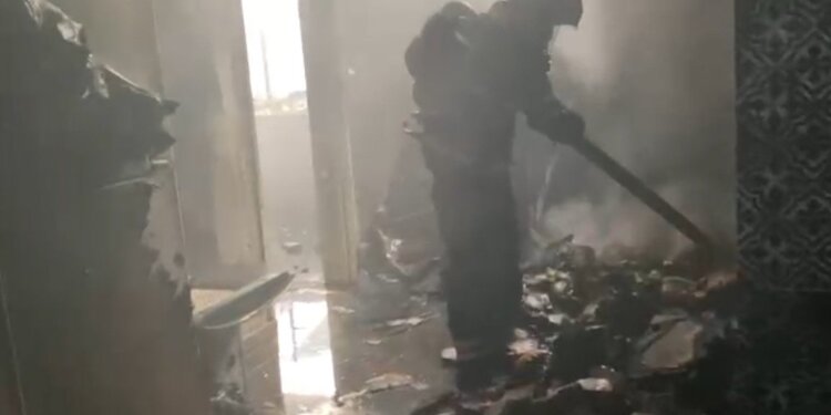 بعد جهود لأكثر من 5 ساعات.. “الدفاع المدني” يخمد حريق اندلع في مستودع مبني من مواد غير الثابتة