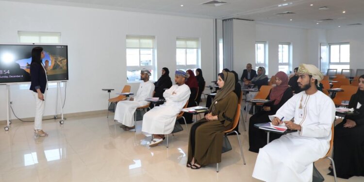 تنظيم برامج تعريفية للمستجدين بالهيئة العامة للمناطق الاقتصادية الخاصة والمناطق الحرة