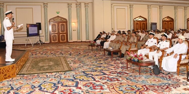 البحرية السلطانية العُمانية تختتم دورة طب الأعماق والعلاج بالأكسجين