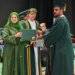 جامعة ظفار تحتفل بتخريج 650 خريجًا وخريجة من طلبة كليات الحقوق والآداب والهندسة