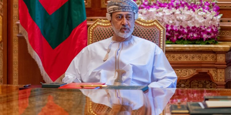 جلالتُه يشيد بدور مجلس الشورى وأعضائه