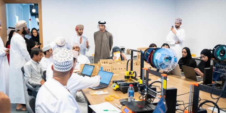 وفد إماراتي يطّلع على تجربة مركز الشباب بسلطنة عُمان