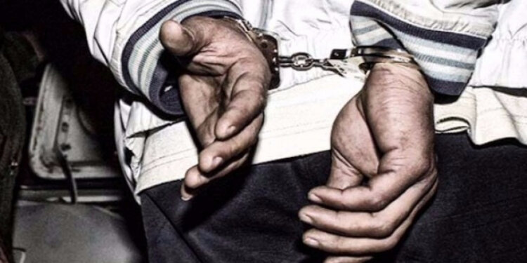 القبض على شخصين سرقا مقتنيات مالية وشخصية من مركبات في السيب